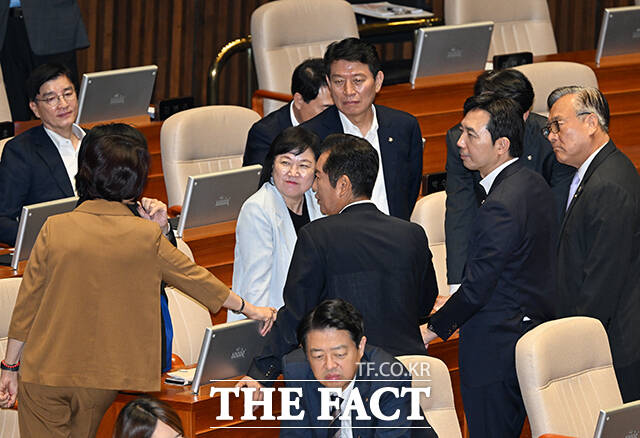 과방위 위원들과 대화하는 정청래 더불어민주당 대표.