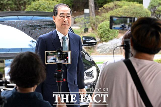 한덕수 전 국무총리의 구속영장실질심사가 오는 27일 열린다. 한 전 총리가 지난 22일 오전 서울 서초구 서울고등검찰청 청사에 마련된 내란 특검 사무실에 피의자 신분으로 출석하고 있다./남용희 기자