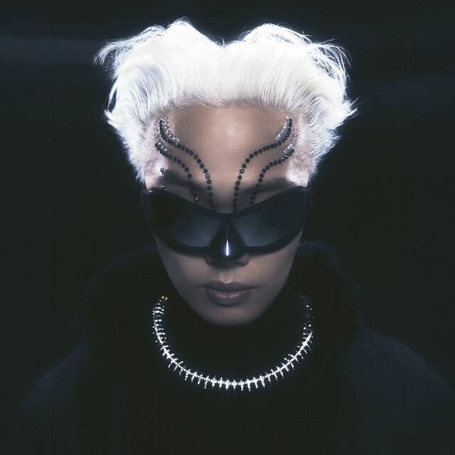 래퍼 머쉬베놈의 첫 정규앨범 얼의 타이틀곡 돌림판(feat. 신빠람 이박사)이 한국 유튜브 일간 인기 뮤직비디오 1위와 인기 급상승 뮤직비디오 5위에 올랐다./주식회사 멋이밴놈