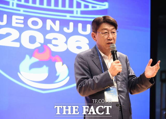 25일 오후 우범기 전북 전주시장이 올림픽 유치를 향한 전주시민들의 의지를 결집하기 위해 열린 2036 전주올림픽 유치 범시민 지원위원회 발대식에서 우리는 전주 하계올림픽 유치를 할 수 있다를 주제로 발표하고 있다. /전주시