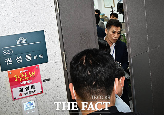 지난 18일 오후 서울 여의도 국회 의원회관 내 권성동 국민의힘 의원실이 김건희 특검팀의 압수수색을 받고 있는 가운데 관계자들이 의원실로 들어가고 있다. /국회=배정한 기자