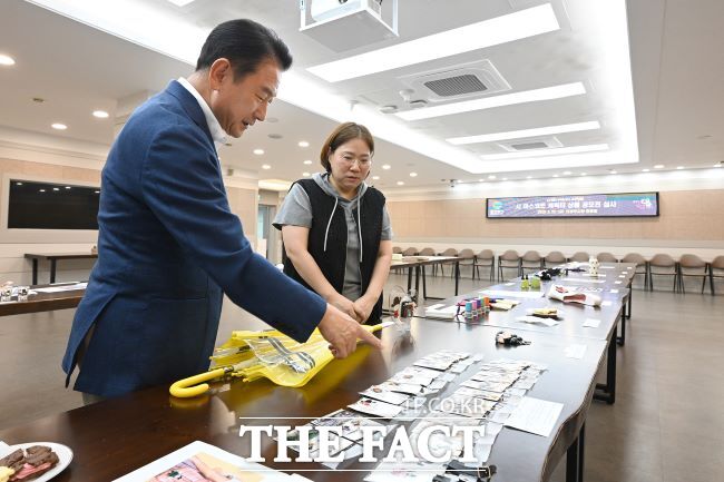 김동근 의정부시장이 지난 22일 의정부시 마스코트 캐릭터 상품 공모전에 출품된 작품들을 둘러보고 있다. /의정부시