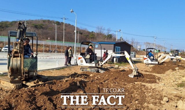 정읍시농업기술센터가 3톤 미만 소형건설기계 조종사 면허 취득 교육 신청자를 9월 5일까지 모집한다. / 정읍시