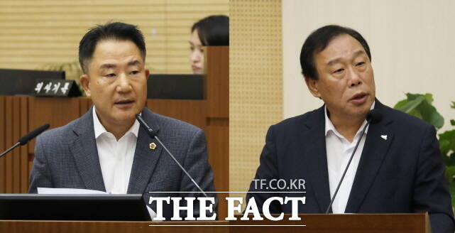 25일 세종시의회 제100회 임시회에서 긴급현안질문 하는 상병헌 의원(왼쪽)과 답변하는 최민호 세종시장. /세종시의회