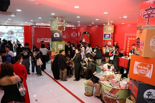 농심이 베트남 호치민에 신라면 분식 글로벌 3호점을 개점헀다. /농심