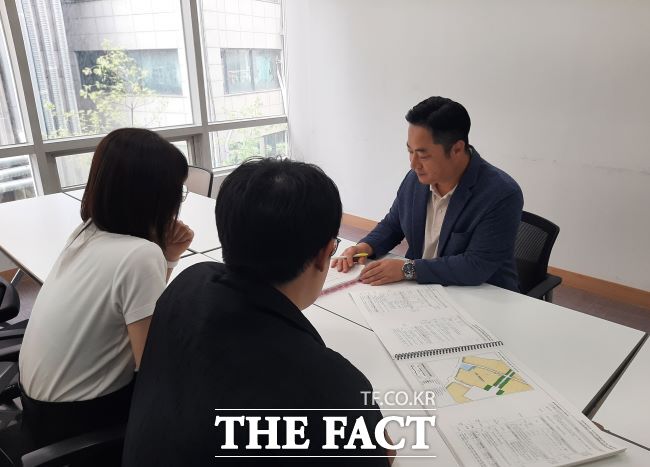 재개발·재건축 정비사업 상담창구에서 상담을 진행하고 있다./광명시