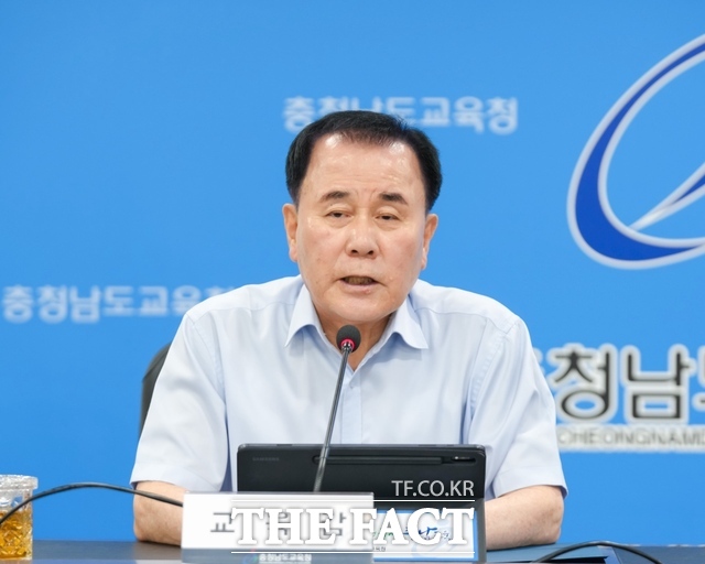 김지철 충남도교육감이 25일 8월 4주 차 주간업무보고 회의를 주관하고 있다. /충남도교육청