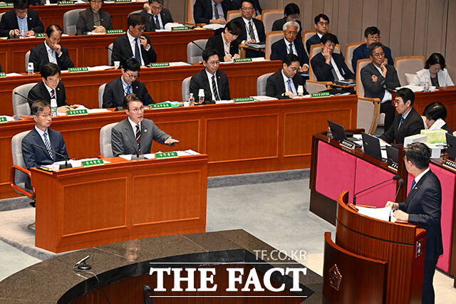 질의에 답변하는 김민석 국무총리.