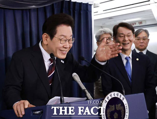 이재명 대통령이 24일(현지시간) 한일정상회담을 마치고 일본 도쿄에서 미국 워싱턴DC로 향하는 공군1호기에서 기내 기자간담회를 하고 있다. /워싱턴=뉴시스