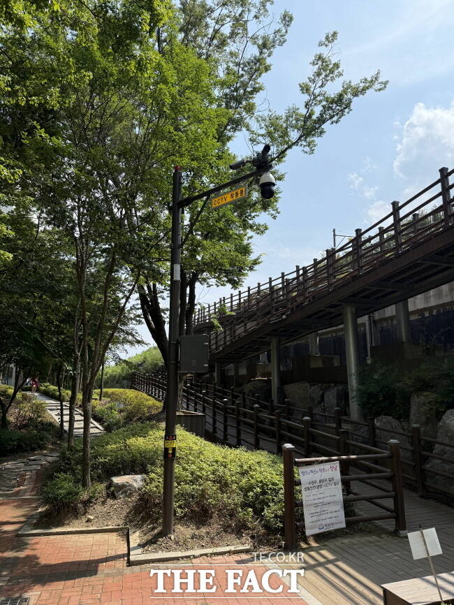 성남시 이매동 굿모닝파크 공원 진출입로에 신규 설치된 폐쇄회로(CC)TV./성남시