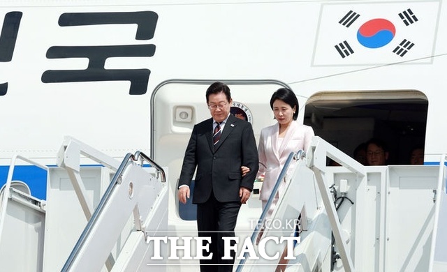 한미 정상회담을 위해 미국을 방문한 이재명 대통령과 김혜경 여사가 24일(현지 시간) 워싱턴DC 앤드루스 공군기지에 도착해 공군 1호기에서 내리고 있다. /워싱턴=뉴시스