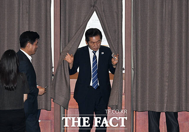 상법 일부개정법률안에 대한 무제한토론 중단 표결에 참여하는 정청래 더불어민주당 대표.