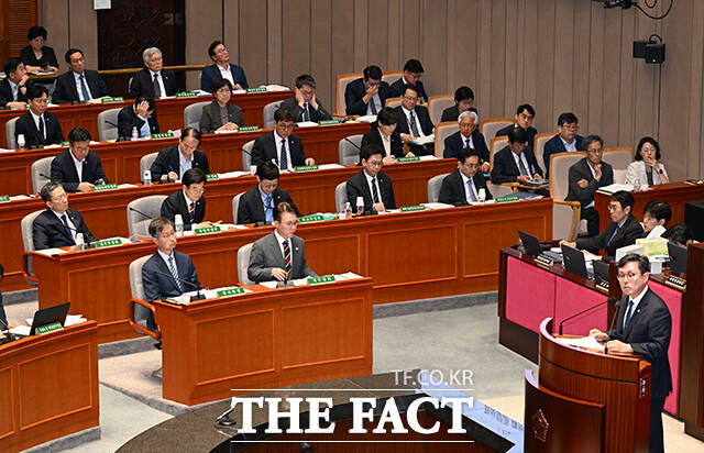 안도걸 더불어민주당 의원(오른쪽)이 25일 오전 서울 여의도 국회에서 열린 예산결산위원회 전체회의에 참석해 질의를 하고 있다.