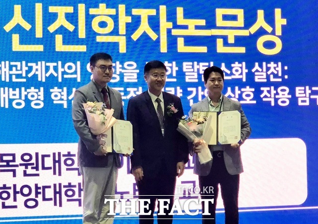 지난 20일 울산전시컨벤션센터 유에코에서 열린 제27회 한국경영학회 융합학술대회에서 매경신진학자 논문상을 받은 목원대 이민재 교수(왼쪽 첫 번째) 등이 기념촬영을 하고 있다. /목원대