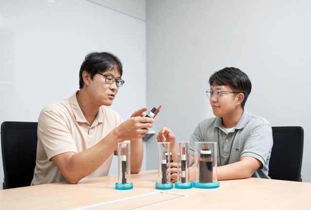 LS전선은 AC와 DC를 하나의 케이블로 대응할 수 있는 배전 케이블을 국내 최초 출시했다. LS전선 직원들이 국내 최초로 개발한 AC·DC 겸용 PP 케이블에 대해 논의하고 있다. /LS전선