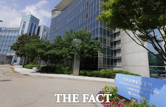 고노동부 중부지방고용노동청은 이르면 다음 달 산업안전보건법 위반 혐의로 인천공항공사와 인천공항시설관리를 검찰에 송치할 예정이다. 인천국제공항공사 전경. /인천공항공사