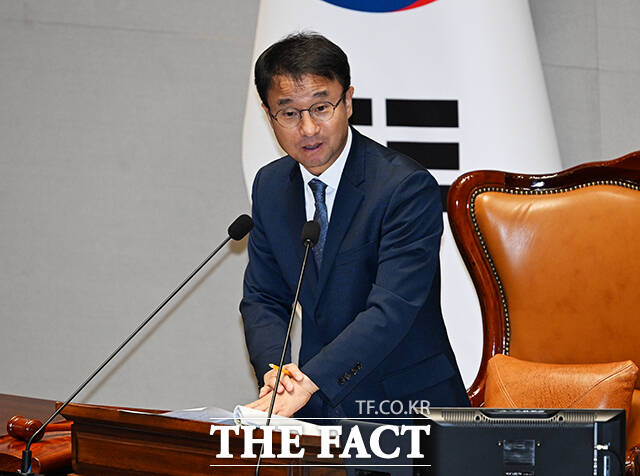 회의 주재하는 한병도 예결위원장.