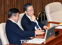 대화하는 행안부 장관과 법무부 장관 [포토]