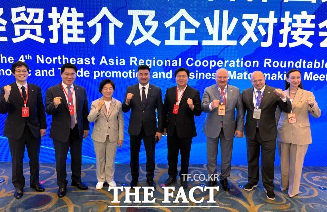 중국 창춘시에서 열린 ‘동북아시아지방협력원탁회의’에서 임병택 시흥시장(오른쪽 4번째)이 파이팅을 외치고 있다./시흥시