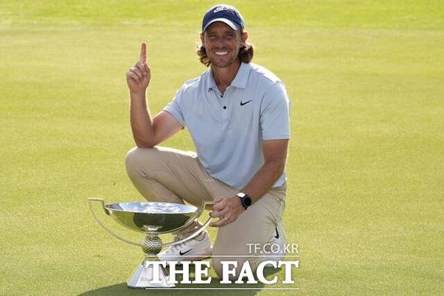 토미 플리트우드가 투어챔피언십 우승 트로피를 앞에 놓고 포즈를 취하며 환하게 웃고 있다./AP.뉴시스