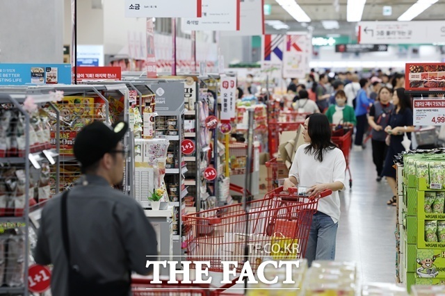 한국은행이 26일 발표한 8월 소비자동향조사에 따르면 소비자심리지수(CCSI)는 111.4로 전월대비 0.6포인트 올랐다. 사진은 서울 한 대형마트에서 시민들이 장을 보고 있는 모습. /뉴시스