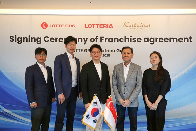 이권형 롯데GRS 글로벌사업부문 상무, 신유열 롯데지주 미래성장실장(부사장), 차우철 롯데GRS 대표이사와 카트리나 그룹 알란 고 대표, 크리스탈 고 이사(왼쪽부터)가 기념 촬영을 하고 있다./롯데GRS