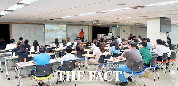 대전시사회서비스원이 26일 대전 동부소방서와 협력해 임직원을 대상으로 소방 안전 및 응급처치 실습 교육을 진행하고 있다./대전시사회서비스원