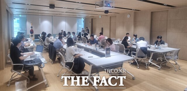 26일 충남공감마루에서 2025년도 제2회 주민참여예산위원회 회의가 열리고 있다. /충남교육청