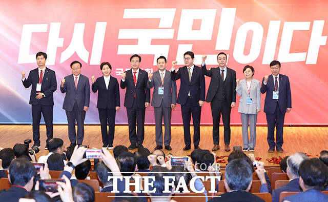 파이팅 외치는 장동혁 신임 당 대표와 신임 지도부. 왼쪽부터 우재준 청년최고위원과 김재원 최고위원, 양향자 최고위원, 송언석 원내대표, 장 신임 대표, 신동욱 최고위원, 김민수 최고위원, 김정재 정책위의장, 정점식 사무총장.