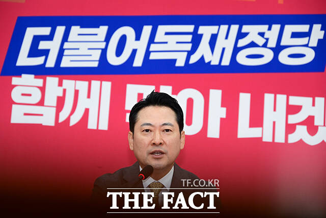 장동혁 국민의힘 신임 당대표가 26일 오전 서울 여의도 국회에서 열린 취임 기자회견에서 질의 답변을 하고 있다. /국회=남윤호 기자