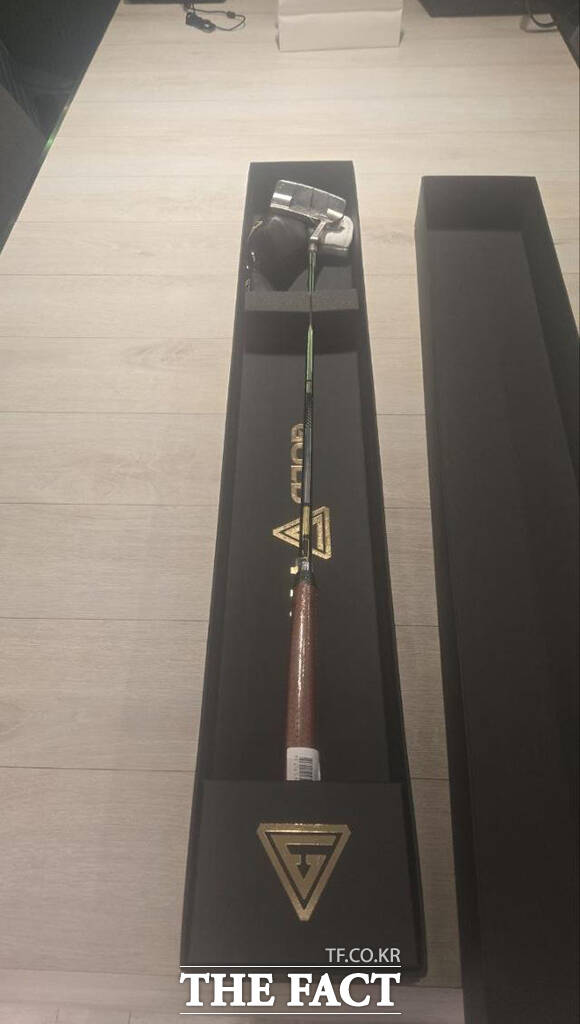 이재명 대통령이 25일(현지시간) 미국 백악관에서 열린 한미 정상회담에서 도널드 트럼프 대통령에게 선물한 골프채. /대통령실