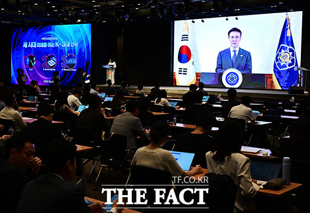 제1회 더팩트미래전략포럼이 26일 오후 서울 여의도 중소기업중앙회에서 열린 가운데 김민석 국무총리의 축사가 영상으로 상영되고 있다. /배정한 기자