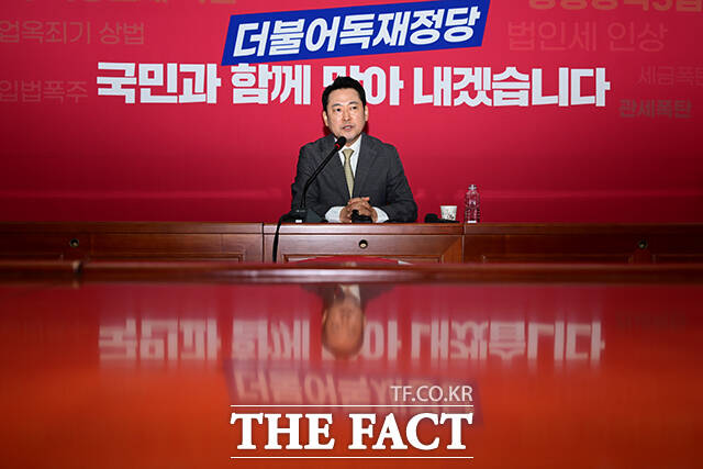 동시에 민심에 부합하는 당 혁신 논의는 당분간 어렵다는 관측이 우세하다. 사진은 장동혁 국민의힘 신임 당대표가 26일 오전 서울 여의도 국회에서 열린 취임 기자회견에서 질의 답변을 하고 있는 모습. /남윤호 기자