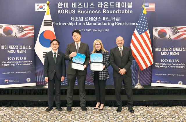 (왼쪽부터) 김정관 산업통상자원부장관, 조원태 한진그룹 회장, 스테파니 포프 보잉 상용기 부문 사장 겸 최고 경영자, 하워드 러트닉 미국 상무부 장관이 25일(현지시간) 미국 워싱턴 D.C 윌러드 호텔에서 기념 촬영을 하는 모습. /대한항공