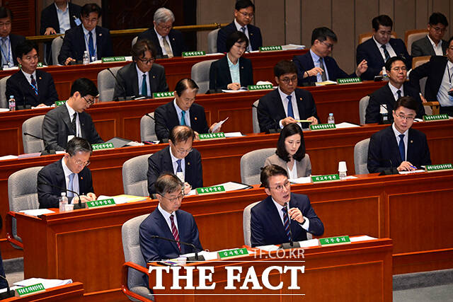 김민석 국무총리가 회의에 참석해 질의 답변을 하고 있다.