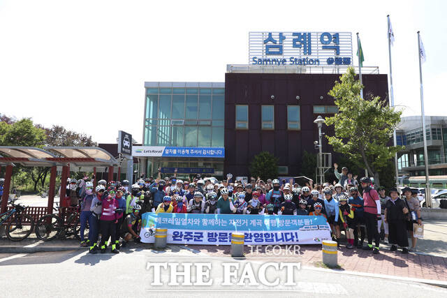 수도권에서 온 200여 명의 관광객들이 완주군 어린이 대취타 공연과 함께 성대한 환영 행사를 받으며 완주에서의 첫 여정을 시작했다. /완주군