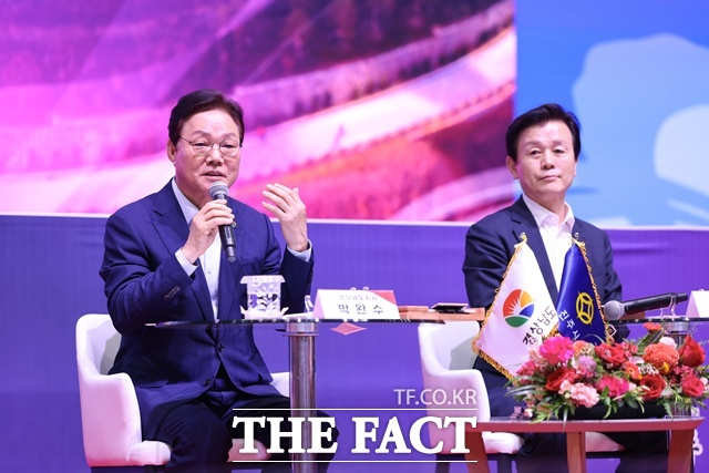 박완수(왼족) 경남도지사가 26일 진주 경남e스포츠 상설경기장에서 열린 도민 상생토크에서 진주시민들과 소통하고 있다./경남도