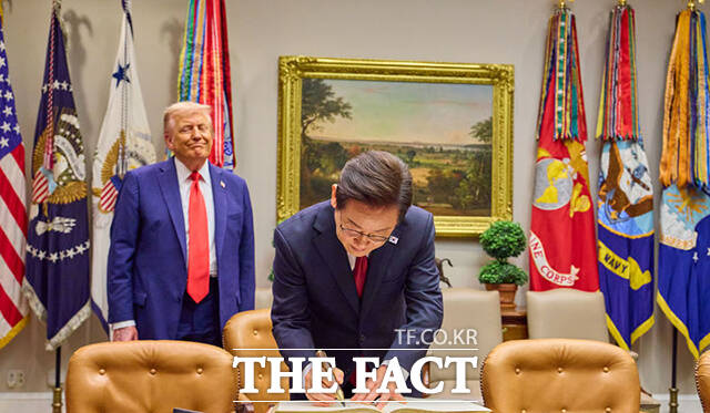 이재명 대통령이 25일(현지시간) 미국 워싱턴DC 백악관에서 방명록을 작성하고 있다. /워싱턴=뉴시스