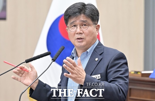 김권한 의원이 26일 공주시의회 제260회 임시회 2차 본회의에서 산성시장 활성화 방안에 대해 질문하고 있다. /김형중 기자