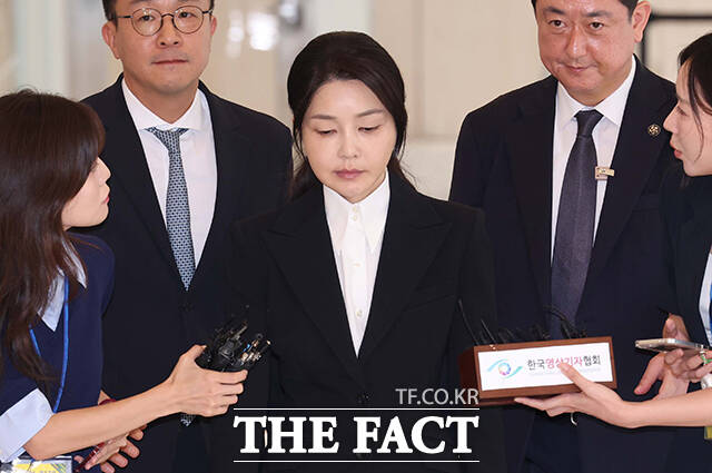 26일 법조계에 따르면 김 여사 측은 이날 서울남부구치소를 통해 특검팀에 김 여사가 건강상의 이유로 오는 27일 조사에 응하기 어렵다는 취지의 불출석 사유서를 제출했다. /사진공동취재단