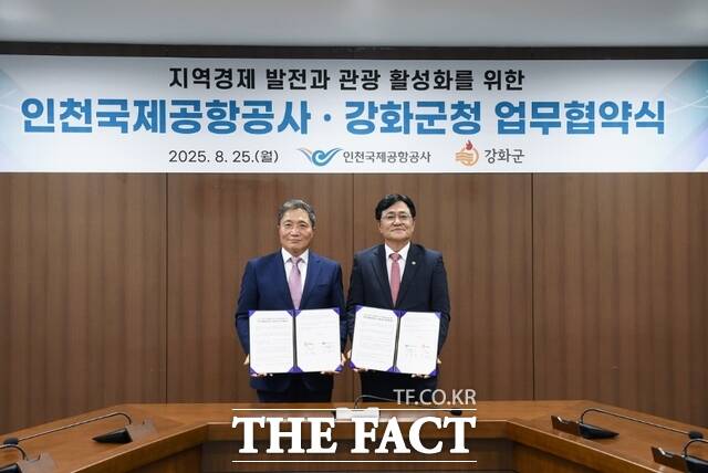 25일 인천국제공항공사 회의실에서 열린 공항 인근지역 관광 활성화 및 지역경제 발전 협력을 위한 업무협약 체결식에서 이학재 공사 사장(왼쪽)과 강화군 박용철 군수가 협약서 서명 후 기념촬영을 하고 있다. /인천공항공사