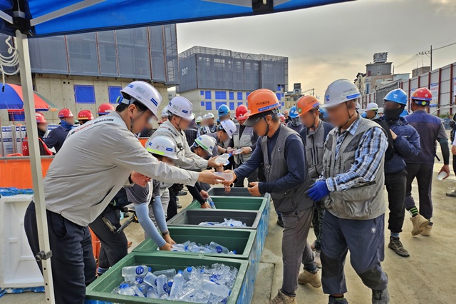 KCC건설은 지난 22일 전국 모든 현장에서 중대재해 제로(ZERO)를 위한 안전한 일터 조성 캠페인 선포식을 개최했다. /KCC건설