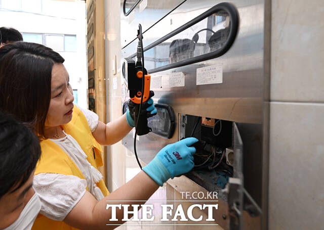 서울시와 동대문경찰서, 한국외국어대학교, 동대문보건소 등 관계자들로 구성된 합동점검반이 26일 서울 동대문구 이문동 일대 주택가에서 경찰 관계자들이 마약 던지기 집중 단속을 하고 있다. /이새롬 기자