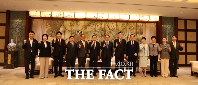 충남도와 상하이시 관계자들이 기념 촬영을 하고 있다. /충남도