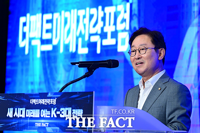 박범계 더불어민주당 의원이 26일 오후 서울 여의도 중소기업중앙회에서 열린 제1회 더팩트미래전략포럼에 참석해 축사하고 있다. /남윤호 기자