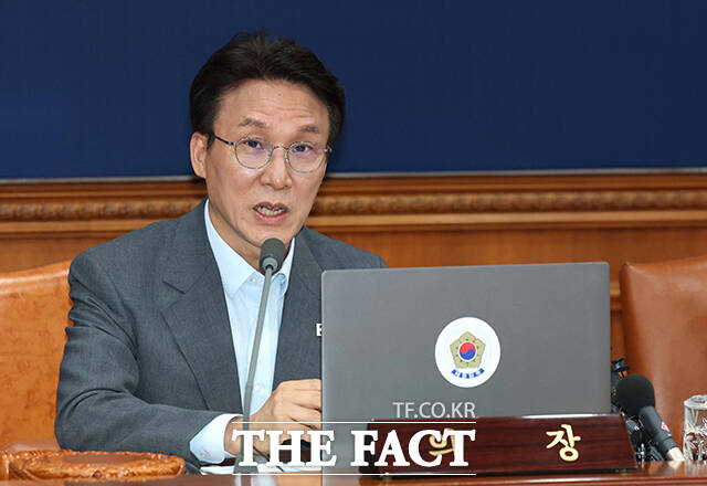 김민석 국무총리는 26일 이재명 대통령의 한미·한일 정상회담을 언급하며 외교부를 중심으로 관계부처는 후속조치에 만전을 기해 주시기 바란다고 당부했다. 아울러 김 총리는 제1 야당의 새로운 대표가 선출된다. 국정운영의 동반자인 여·야 국회를 존중하고 협력하는 것은 민주주의의 기본 원칙이자 정부의 책무라고 강조했다. /임영무 기자