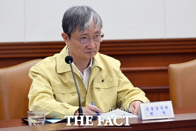 이찬진 금융감독원장이 20일 오후 서울 종로구 정부서울청사에서 석유화학산업 재도약 추진을 위해 열린 산업경쟁력강화 관계장관회의에 참석해 구윤철 부총리의 모두발언을 듣고 있다. /임영무 기자