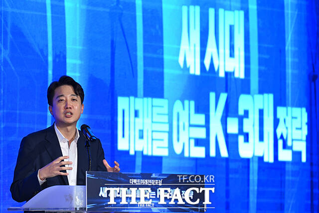 이준석 개혁신당 대표가 26일 오후 서울 여의도 중소기업중앙회에서 열린 제1회 더팩트미래전략포럼에 참석해 축사를 하고 있다. /장윤석 기자