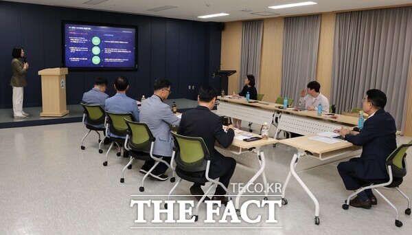 계룡시가 25일 이지위드와 함께 병영체험관 제2전시실 실감콘텐츠 제작 설치 중간보고회를 개최했다./계룡시