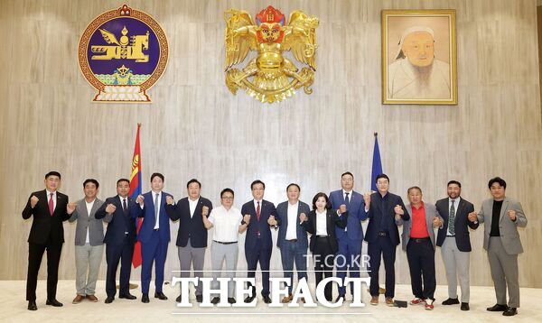 조원휘 대전시의회 의장을 비롯한 대전시의회 대표단이 25일 몽골 공식 방문 첫 일정으로 몽골 국회와 울란바토르시의회를 방문했다./대전시의회